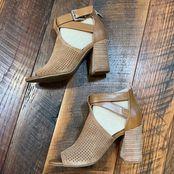 Marc Fisher Gabie Peep Toe Block Heel Sandals Women’s 8 – Tan Suede Perforated H - Picture 5 of 10